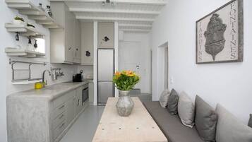 Deluxe Apartment | Private kitchen | Fridge, stovetop, cookware/dishes/utensils, paper towels