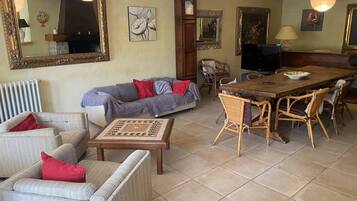 Télévision, cheminée