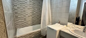 2-room apartment at the ski slopes with balcony and parking