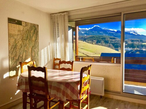 Studio cabin with balcony, mountain view near village center