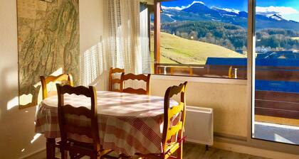 Studio cabin with balcony, mountain view near village center