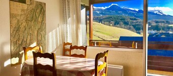 Studio cabin with balcony, mountain view near village center
