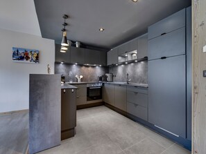 Fridge, microwave, oven, stovetop - Top-floor apartment Tignes Le Lac, 5 rooms, 8-10 people, south balcony, BOSE TV (Tignes)