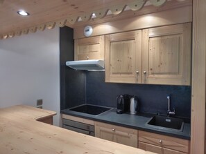 Kühlschrank, Mikrowelle, Herdplatte, Geschirrspüler