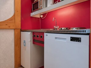 A compact kitchenette with a microwave, stove, and dishwasher. - 2-room apt, 6 ppl, pets allowed, Arc 1800 (Les Arcs 1800)