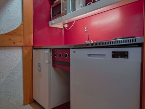 Kühlschrank, Mikrowelle, Ofen, Geschirrspüler