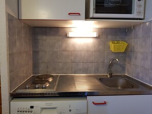 Réfrigérateur, four à micro-ondes, un four, lave-vaisselle