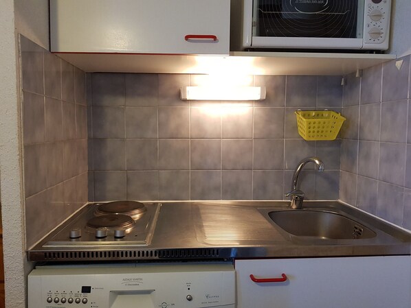 Réfrigérateur, four à micro-ondes, un four, lave-vaisselle