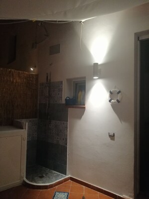 Haartrockner, Handtücher, Toilettenpapier