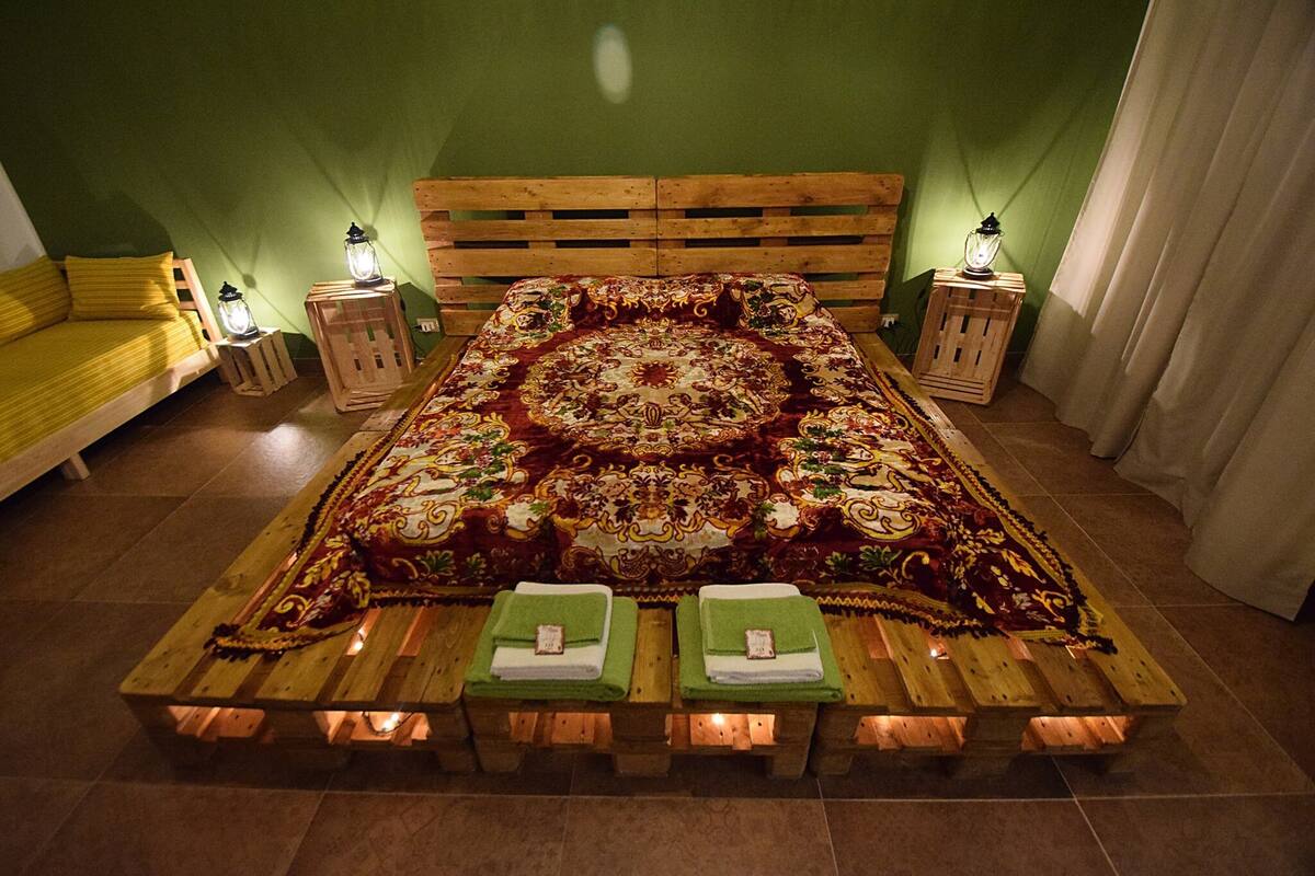 Habitación cuádruple familiar | Ropa de cama de alta calidad y edredones de plumas