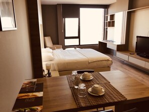 Studio Suite | Meja, seterika/papan seterika, akses kerusi roda 