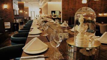 2 restaurantes; se sirven desayunos