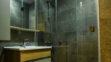Studio Suite | Bathroom | Shower, hydromassage showerhead, towels