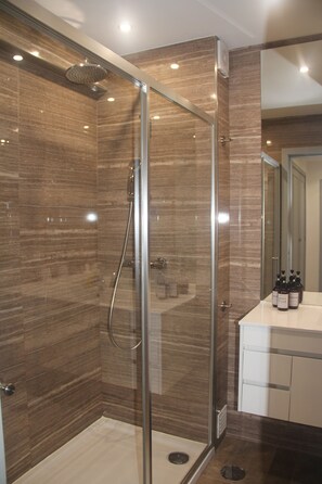 Dusche, Haartrockner, Handtücher, Shampoo