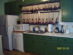 Fridge, microwave, oven, stovetop - The Haley House Circa 1938 :)<br>20 miles to Atlanta and 10 miles to St. Mtn Park. (Lithonia)