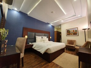 Suite junior | Área de sala de estar | Televisión de pantalla plana de 45 pulgadas con canales por cable 