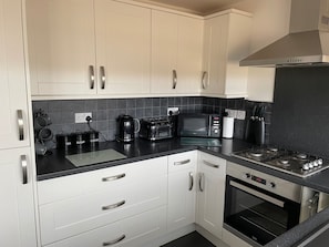 Refrigerador, microondas, horno, placa de cocina