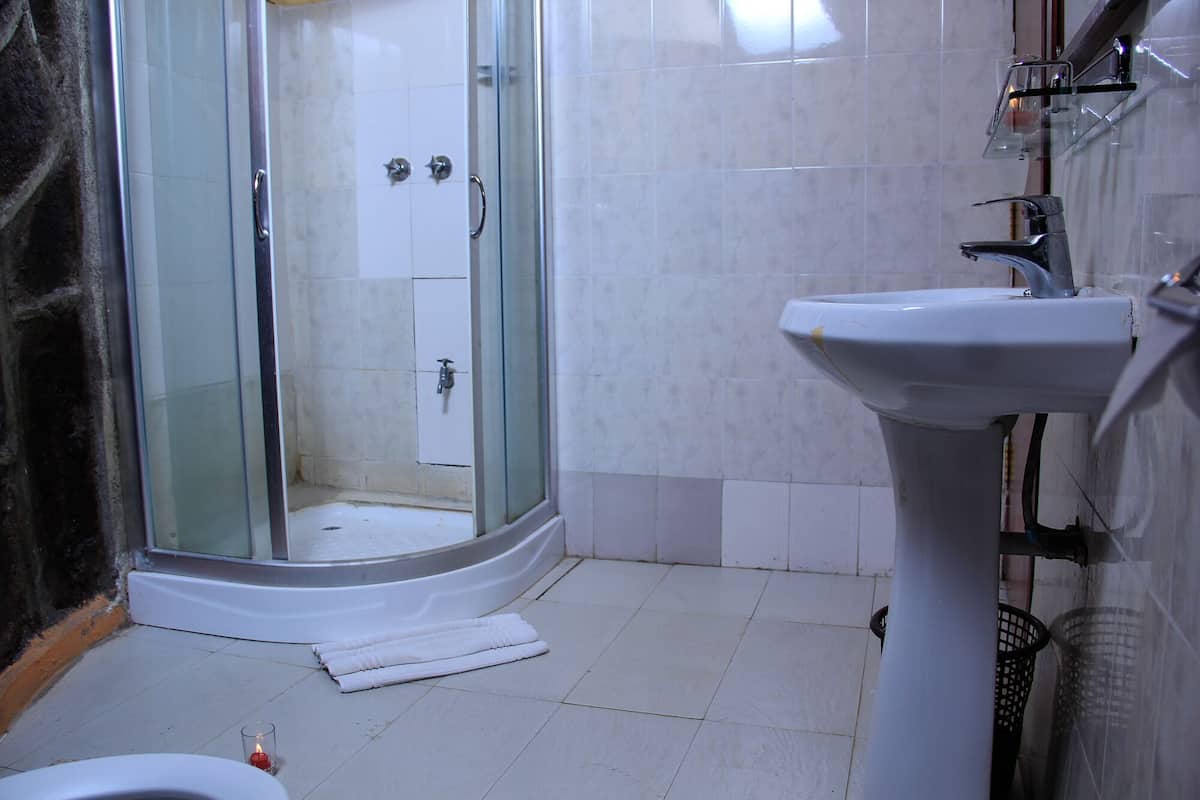 Kamar mandi | Pancuran hujan, sandal, handuk, dan sabun