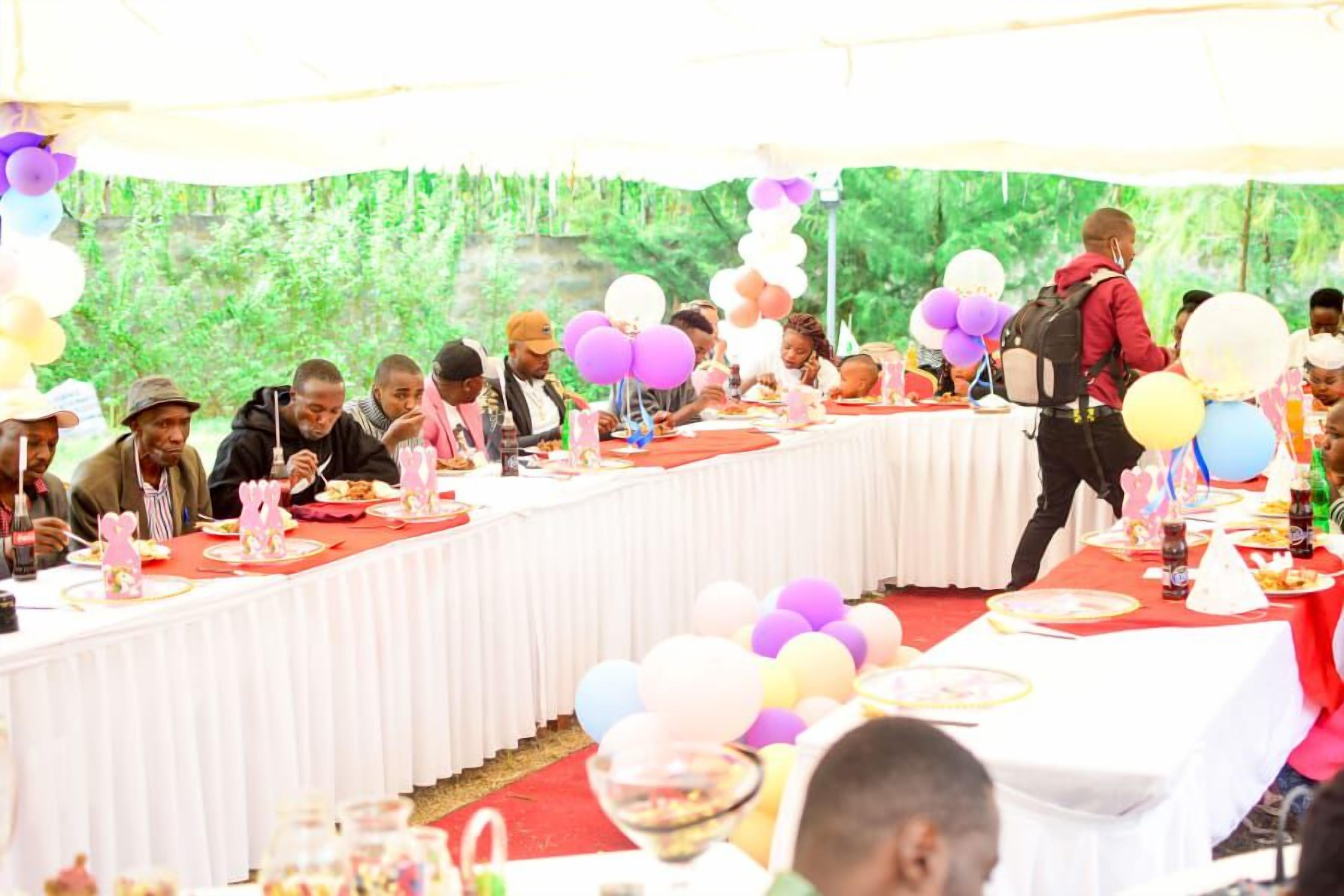 朝食、ランチ、ディナーに営業 (郷土料理と各国料理)