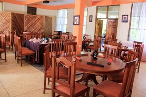 Petit déjeuner complet compris tous les jours