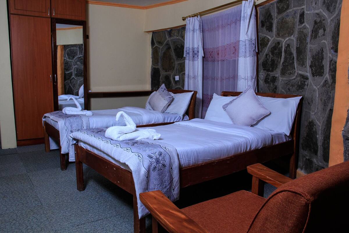 Kamar Double Standar | Brankas, ruang kerja ramah laptop, dan setrika/meja setrika