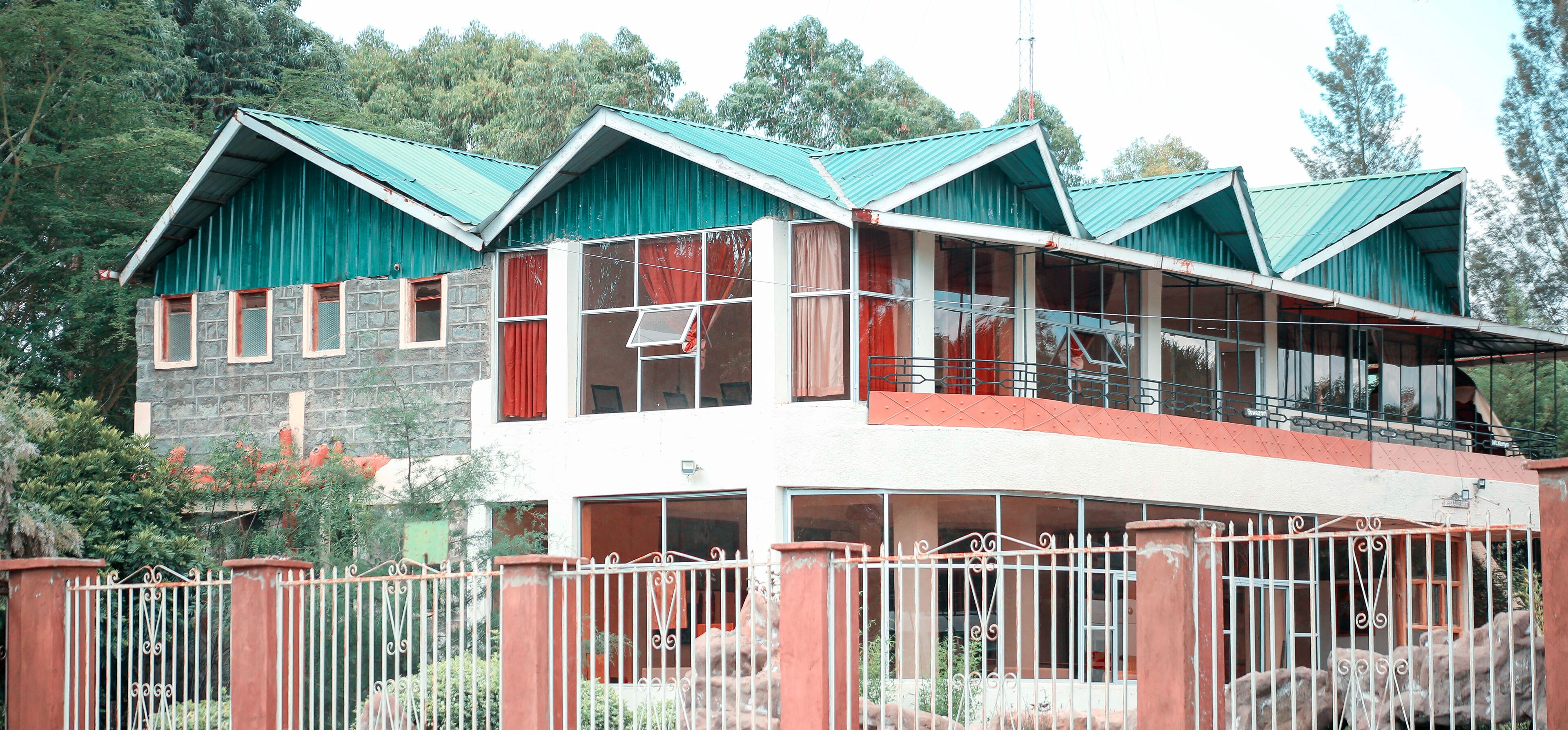 Un bâtiment à deux étages doté d’un toit végétalisé et d’un balcon.