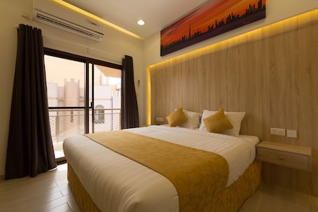 Habitación estándar doble | Escritorio, sistema de insonorización, tabla de planchar con plancha. 24 Gold Hotel