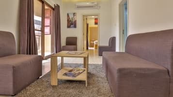 Escritorio, sistema de insonorización y tabla de planchar con plancha