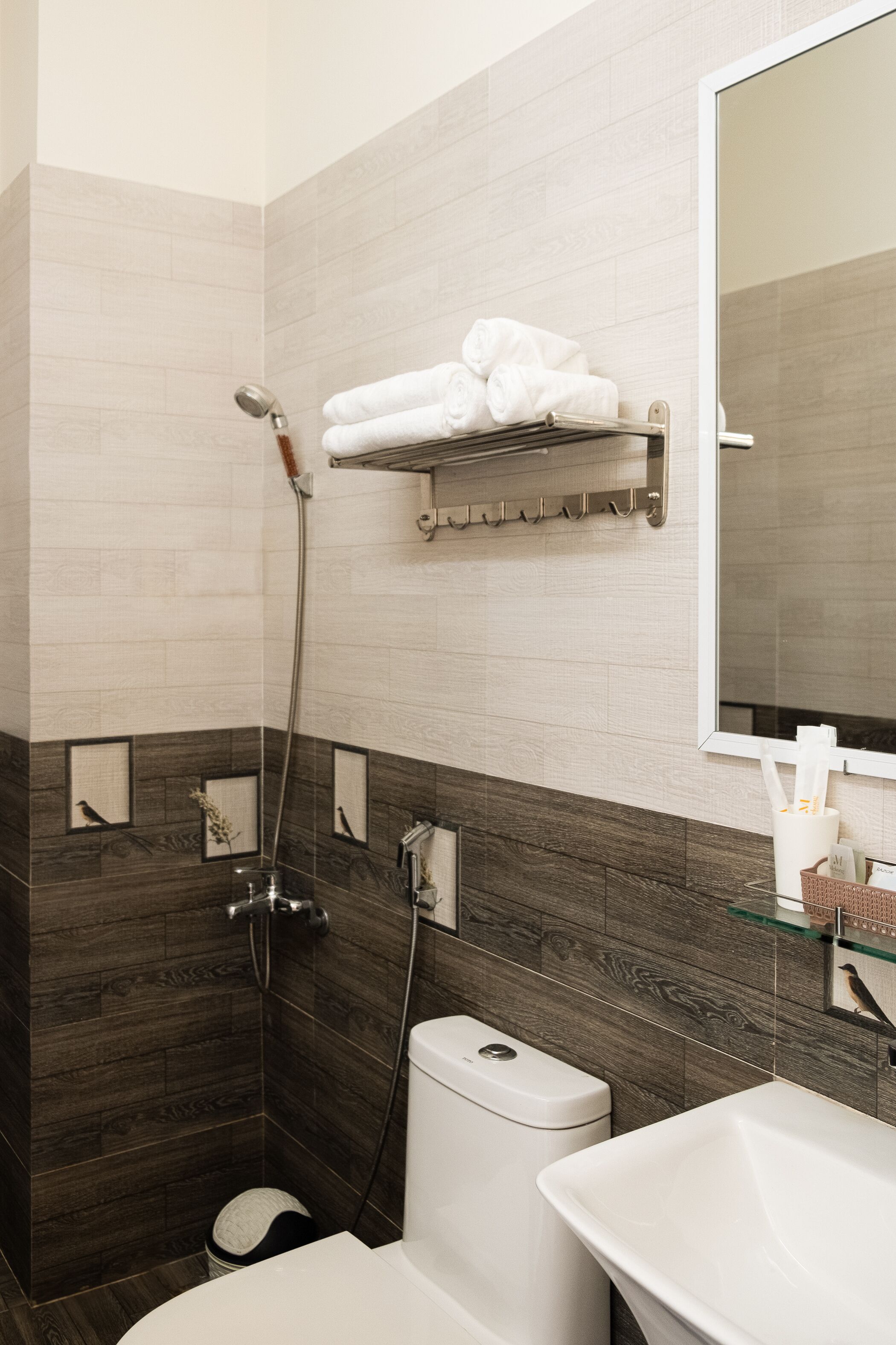 ห้องดีลักซ์ดับเบิล | ห้องน้ำ | ฝักบัว, ของใช้ในห้องน้ำเป็นมิตรต่อสิ่งแวดล้อม, ไดร์เป่าผม