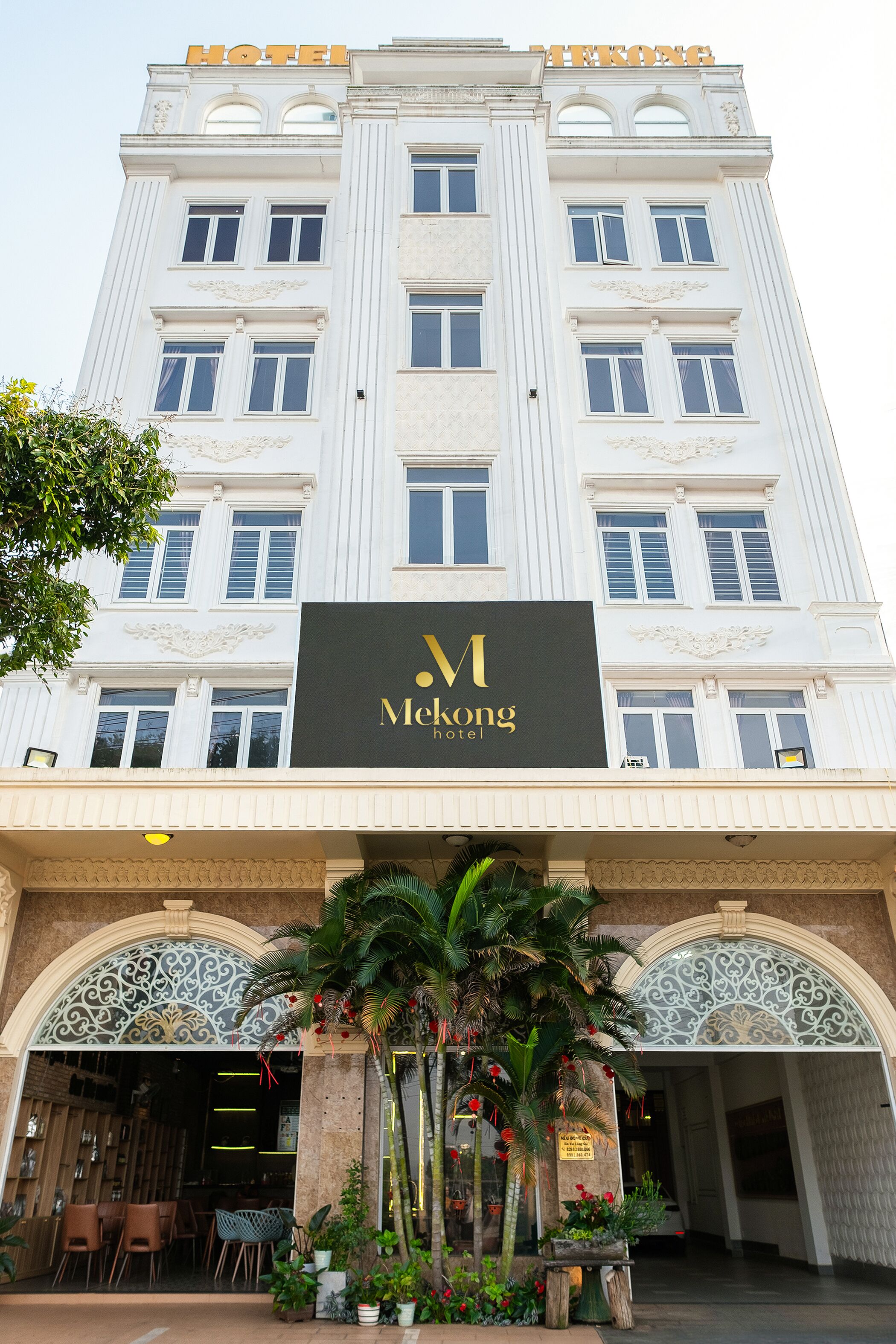 Ein Hotelgebäude mit einem gut sichtbaren Schild, auf dem 