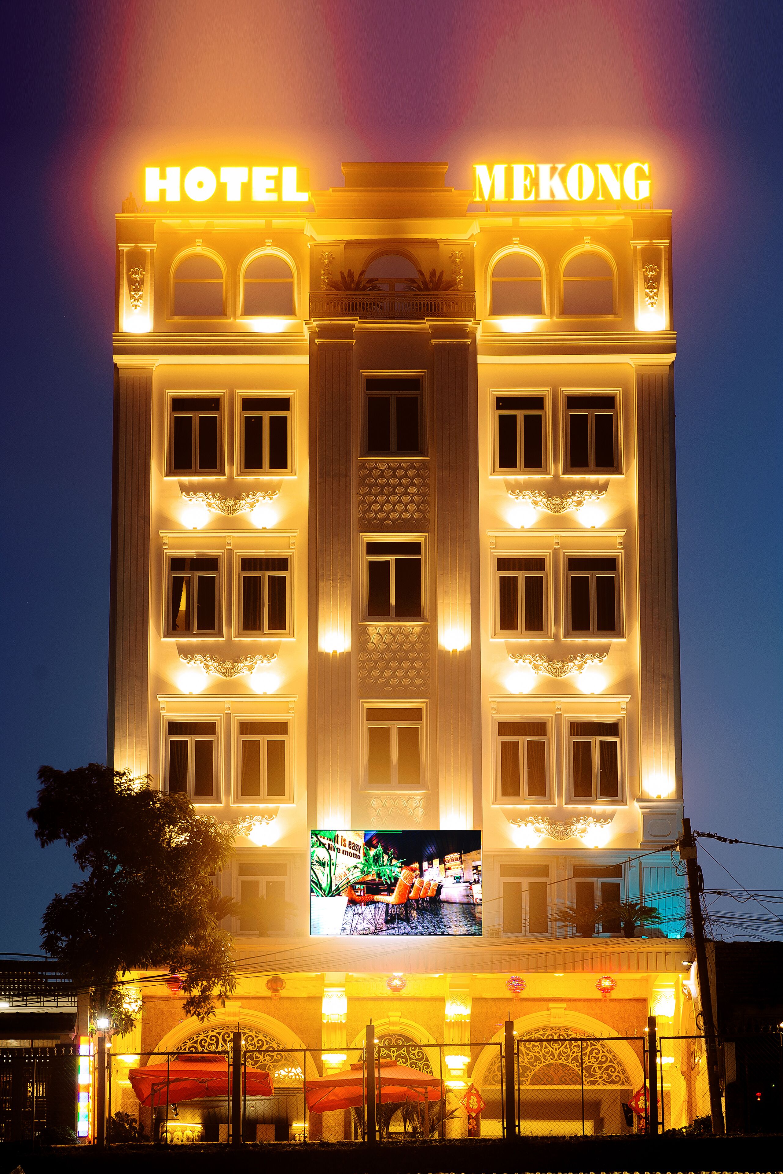 ด้านหน้าที่พัก - ตอนเย็น/กลางคืน