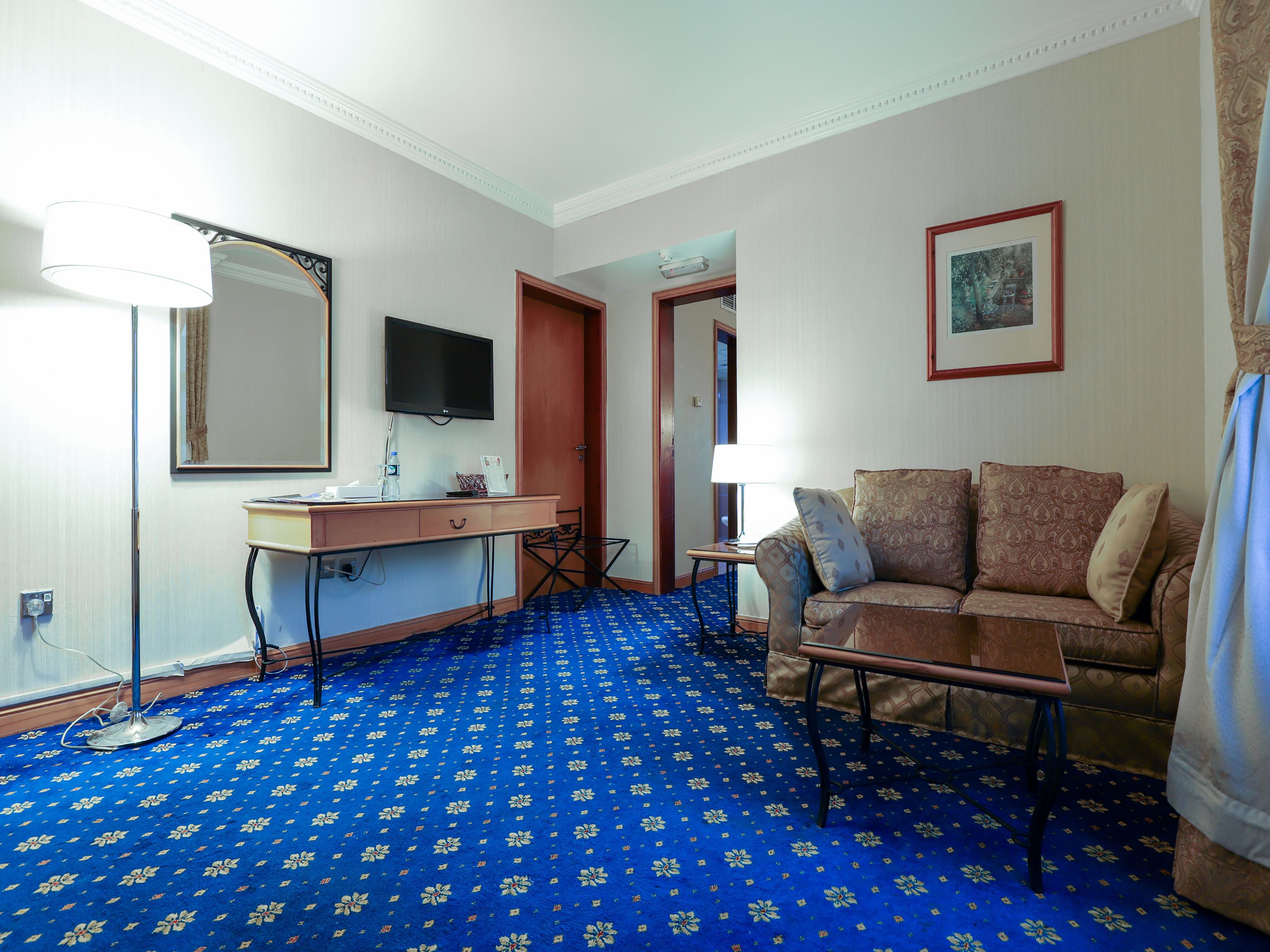 Executive Suite | Living room | 32-inch flat-screen TV with satellite channels, TV