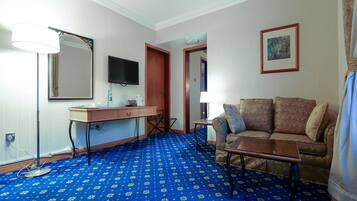 Phòng Suite Executive | Phòng khách | TV màn hình phẳng 32-inch có truyền hình vệ tinh, TV