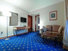 Suíte executiva | Sala de estar | TV de tela plana 32 polegadas com canais via satélite, TV