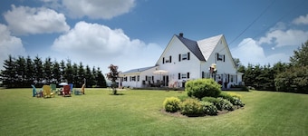 A Little Retro, A Lot of Comfort | 4-BR| 1 K & 3Q| 10 Min YYG | 15 Min-DT | A/C
