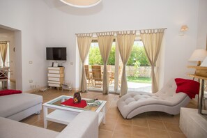 Televisión y chimenea 