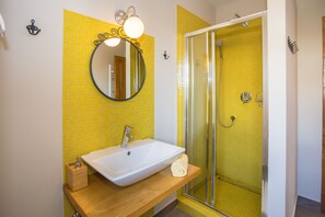 Ensemble douche/baignoire, sèche-cheveux, bidet, serviettes fournies