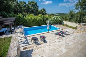 Alberca techada y alberca al aire libre