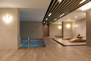 Piscina coperta, piscina all'aperto, ombrelloni da piscina, lettini