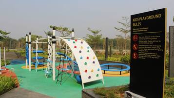 Zona de juegos infantil al aire libre