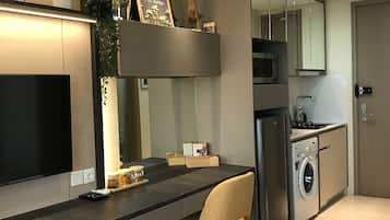 Minibar, decoración personalizada, muebles diferentes y escritorio