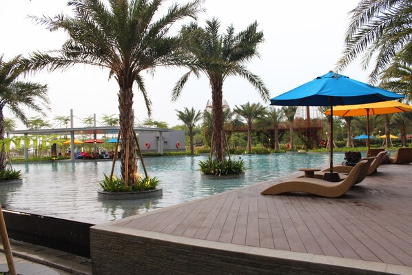 室內泳池�、室外泳池；06:00 至 21:00 開放；泳池傘、躺椅