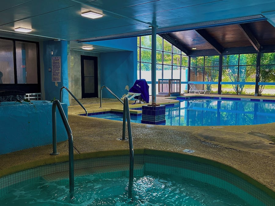 Hồ bơi trong nhà, hồ bơi ngoài trời phục vụ theo mùa, ghế dài tắm nắng