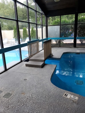 Inomhuspool, en säsongsöppen utomhuspool och solstolar
