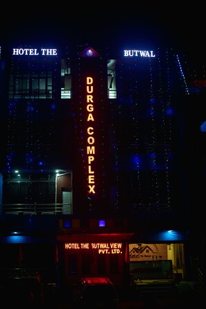 住宿正面 - 傍晚/夜晚