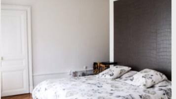 2 habitaciones, escritorio, tabla de planchar con plancha y wifi