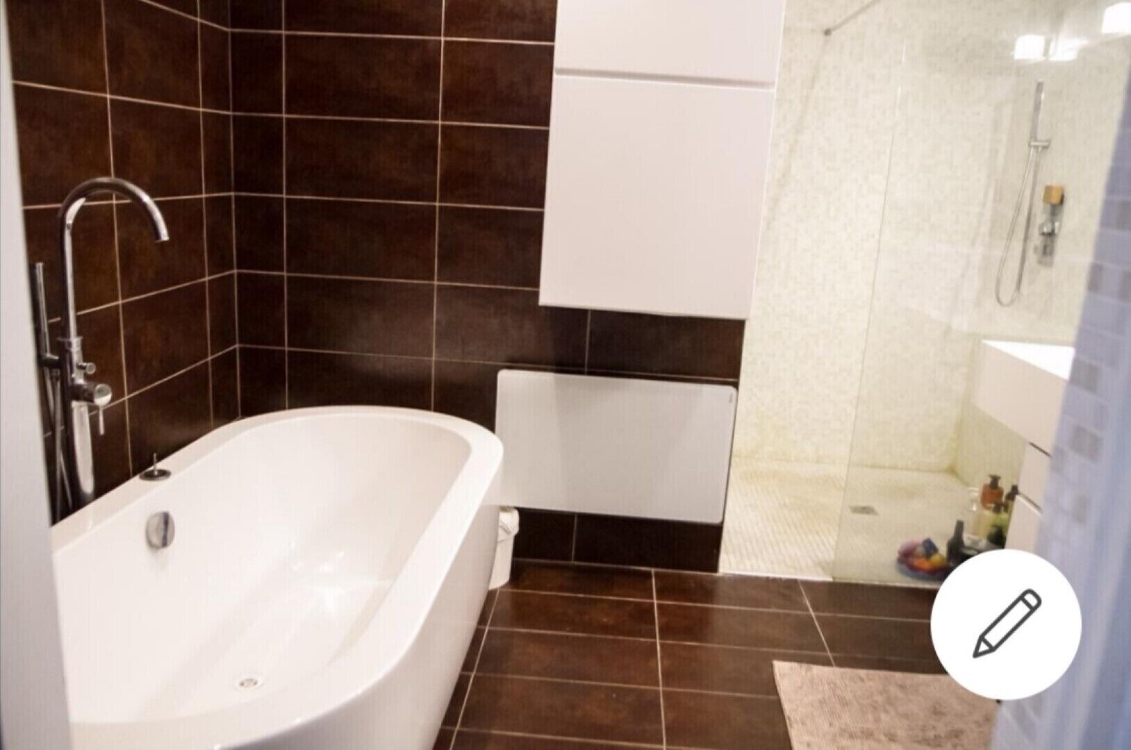 Bañera, toallas, jabón, papel higiénico