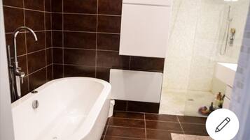 Bañera, toallas, jabón, papel higiénico