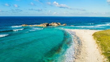 Playa en los alrededores, camastros y toallas de playa