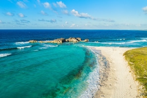 Beach nearby, sun-loungers, beach towels - Ridgetop cottage for 2 at Dragon Cay Resort, Mudjin Harbour (Mudjin Harbor)